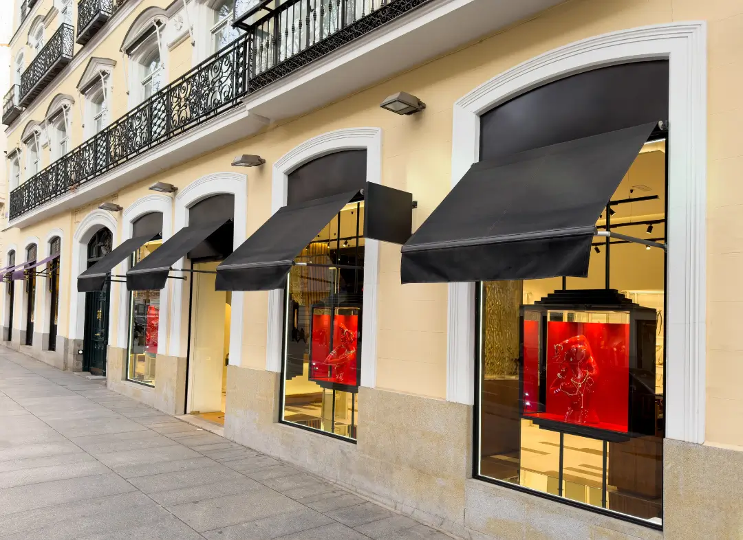 Façade vitrine de magasin en aluminium sur mesure à L'Isle-d'Abeau